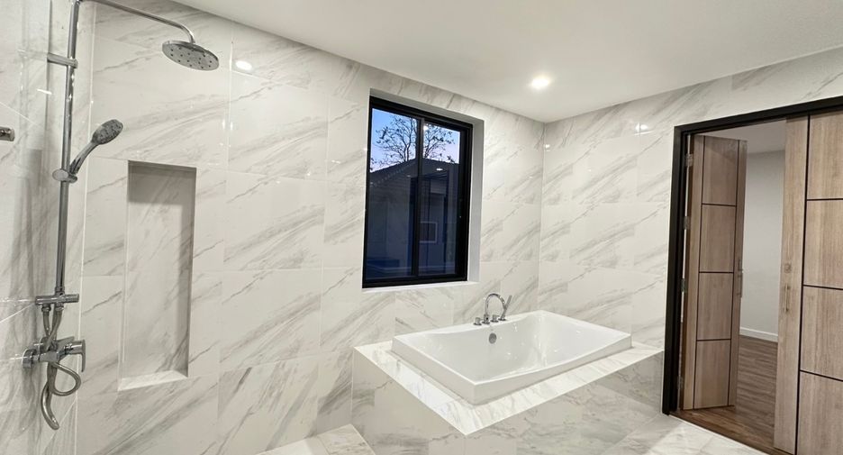 For sale 3 bedrooms house in Saphan Sung, Bangkok
