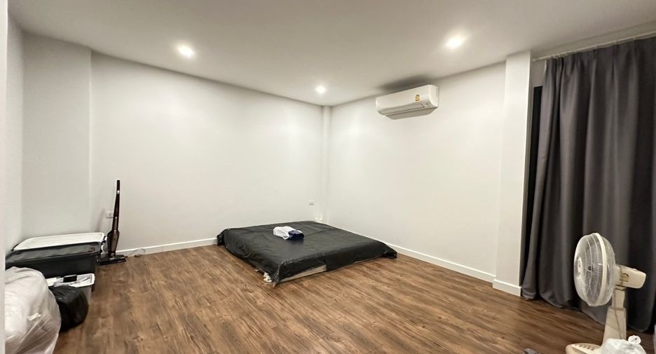 For sale 3 bedrooms house in Saphan Sung, Bangkok