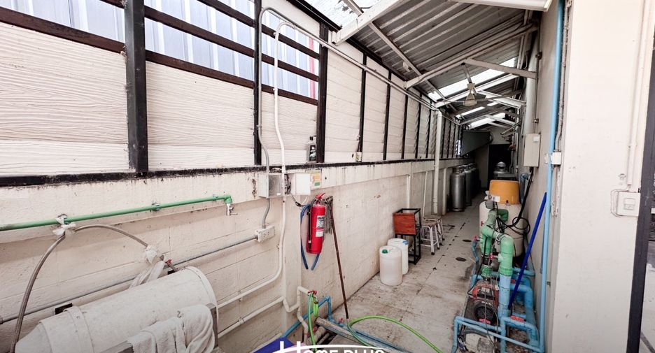 Local comercial en venta de 6 habitaciones en Din Daeng, Bangkok