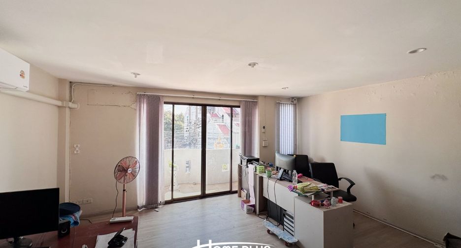 Local comercial en venta de 6 habitaciones en Din Daeng, Bangkok