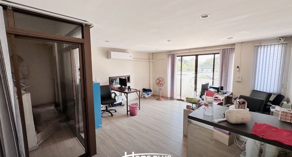 Local comercial en venta de 6 habitaciones en Din Daeng, Bangkok