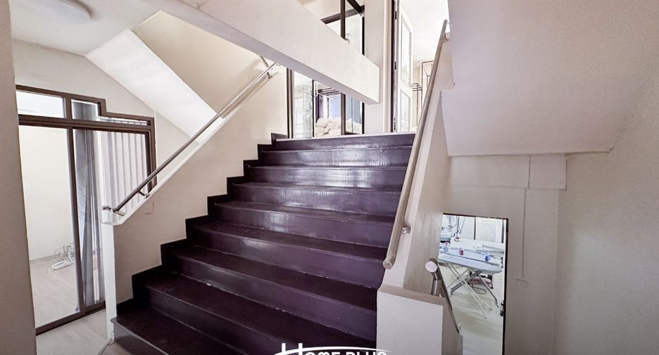 Local comercial en venta de 6 habitaciones en Din Daeng, Bangkok