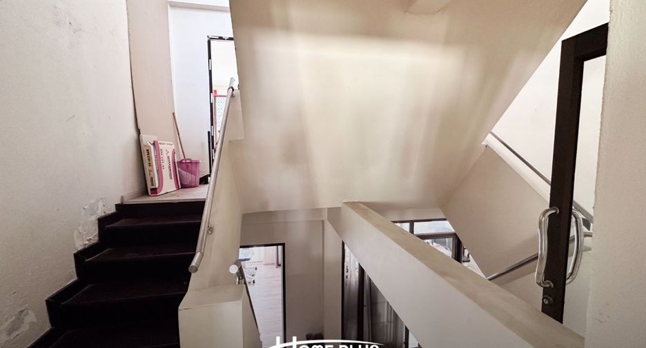 Local comercial en venta de 6 habitaciones en Din Daeng, Bangkok