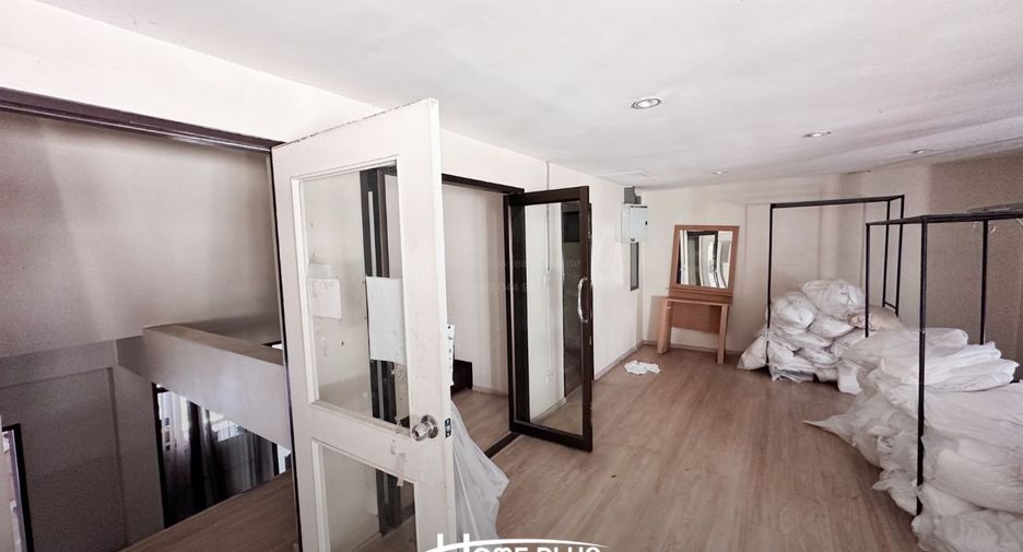 Local comercial en venta de 6 habitaciones en Din Daeng, Bangkok