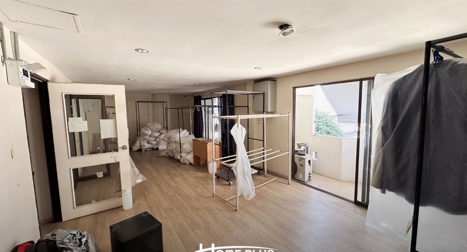 Local comercial en venta de 6 habitaciones en Din Daeng, Bangkok