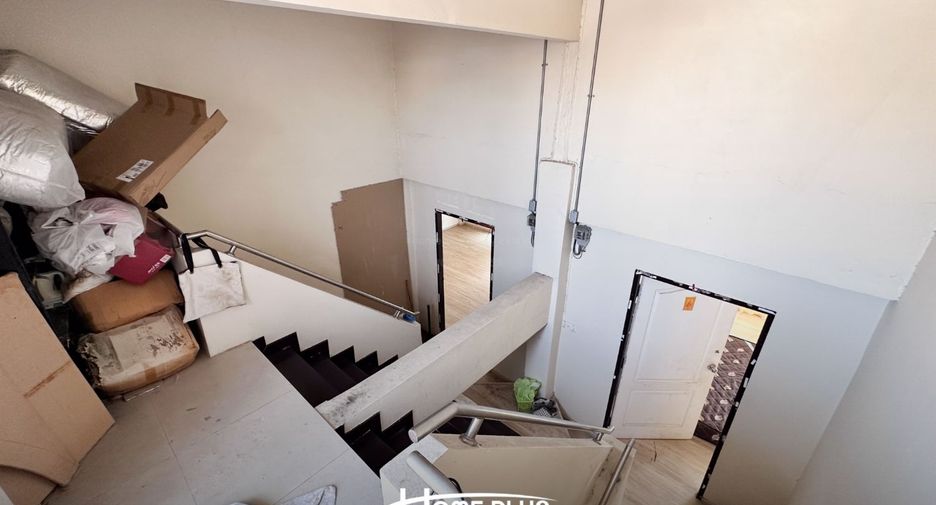 Local comercial en venta de 6 habitaciones en Din Daeng, Bangkok