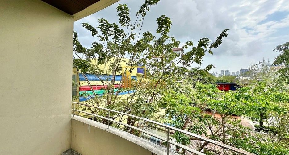 For rent 3 bedrooms condo in Yan Nawa, Bangkok