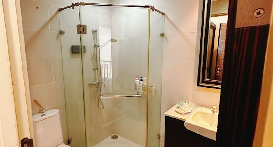À louer et à vendre 3 chambres condo à Khlong San, Bangkok