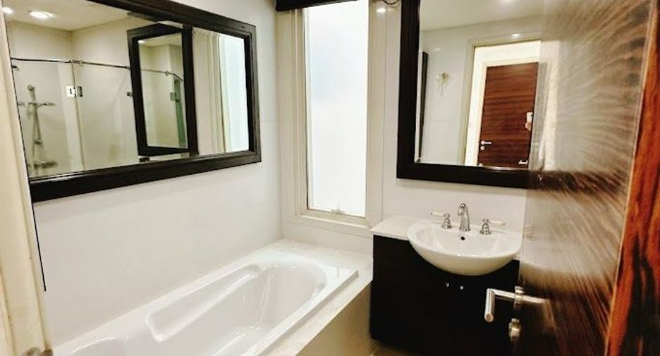 À louer et à vendre 3 chambres condo à Khlong San, Bangkok