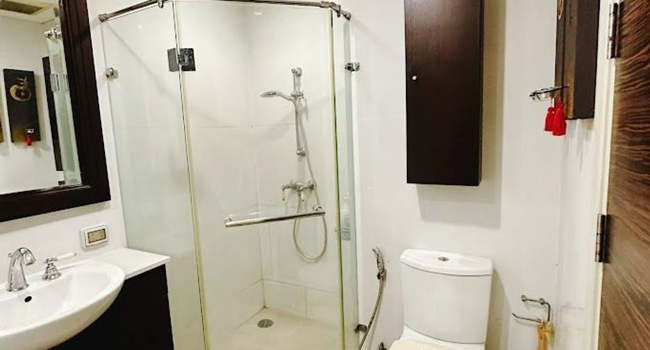 À louer et à vendre 3 chambres condo à Khlong San, Bangkok