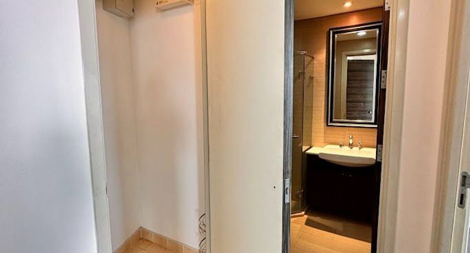 À louer et à vendre 3 chambres condo à Khlong San, Bangkok