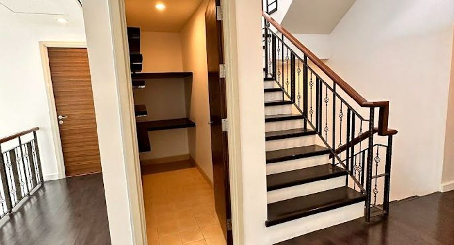 À louer et à vendre 3 chambres condo à Khlong San, Bangkok