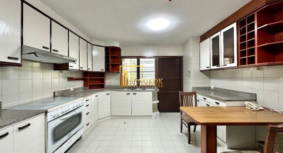 For rent 3 bedrooms apartment in Khlong Toei, Bangkok