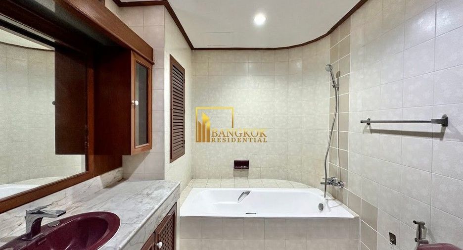 For rent 3 bedrooms apartment in Khlong Toei, Bangkok