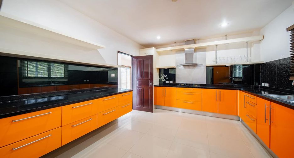 Casa en alquiler de 4 habitaciones en Bang Lamung, Chonburi