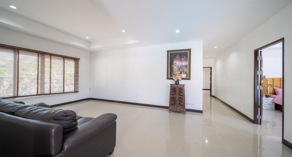Casa en alquiler de 4 habitaciones en Bang Lamung, Chonburi