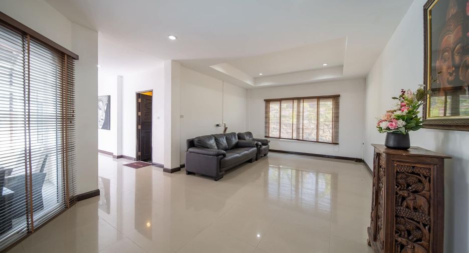 Casa en alquiler de 4 habitaciones en Bang Lamung, Chonburi