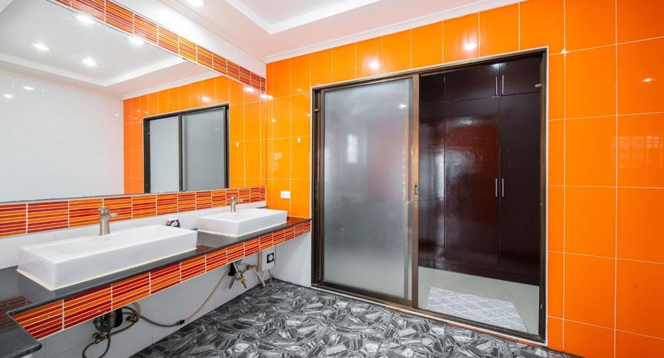 Casa en alquiler de 4 habitaciones en Bang Lamung, Chonburi