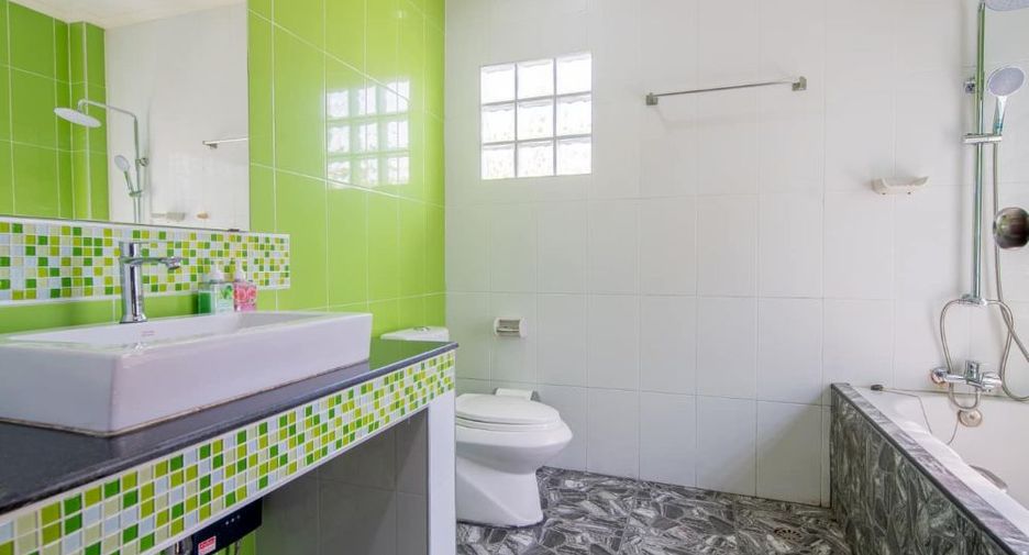 Casa en alquiler de 4 habitaciones en Bang Lamung, Chonburi