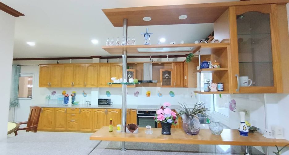 À louer 4 chambres maison à Bang Lamung, Chonburi