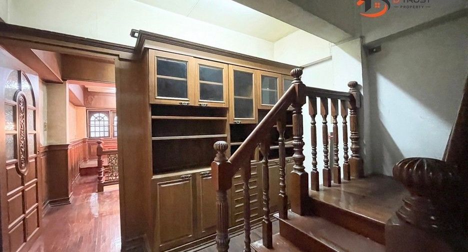 For rent 3 bedrooms retail Space in Phra Nakhon, Bangkok