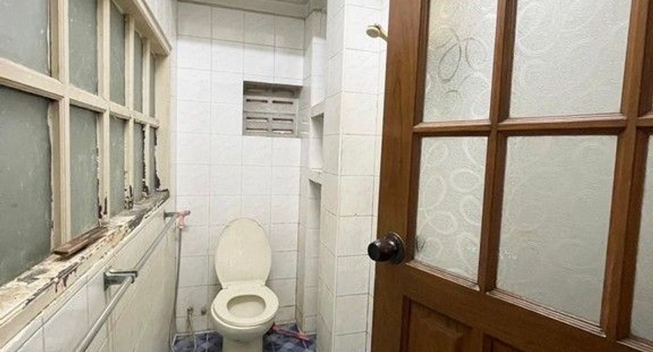 For rent 3 bedrooms retail Space in Phra Nakhon, Bangkok