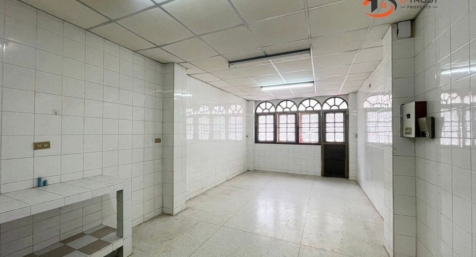 For rent 3 bedrooms retail Space in Phra Nakhon, Bangkok