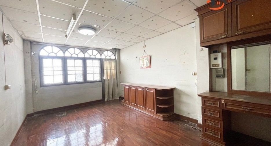 For rent 3 bedrooms retail Space in Phra Nakhon, Bangkok