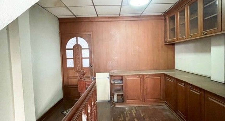 For rent 3 bedrooms retail Space in Phra Nakhon, Bangkok