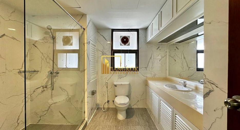 Condo en alquiler de 3 habitaciones en Khlong Toei, Bangkok