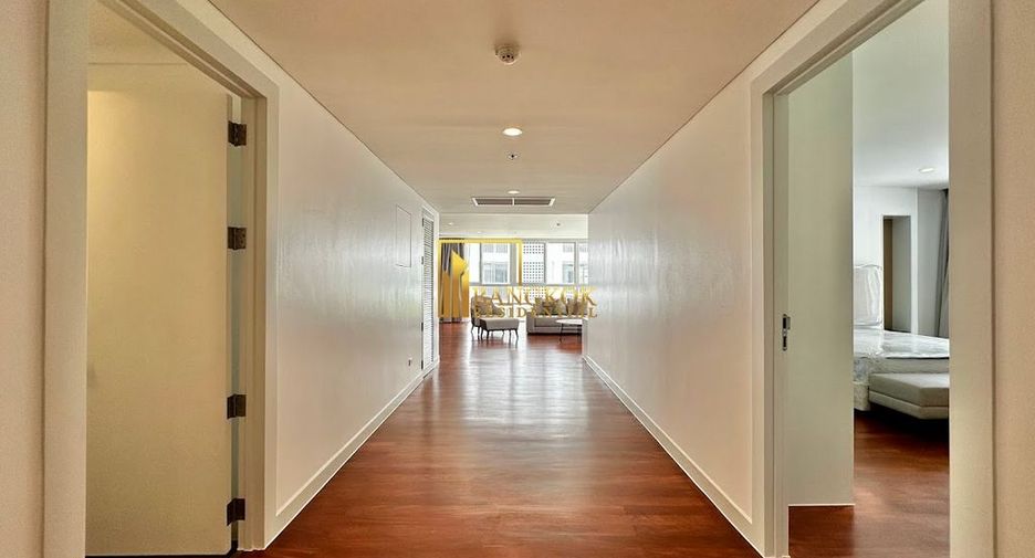 For rent 3 bedrooms apartment in Watthana, Bangkok