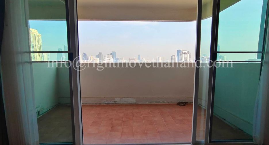 For sale 3 bedrooms condo in Watthana, Bangkok