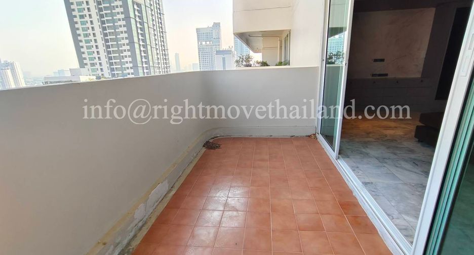 For sale 3 bedrooms condo in Watthana, Bangkok