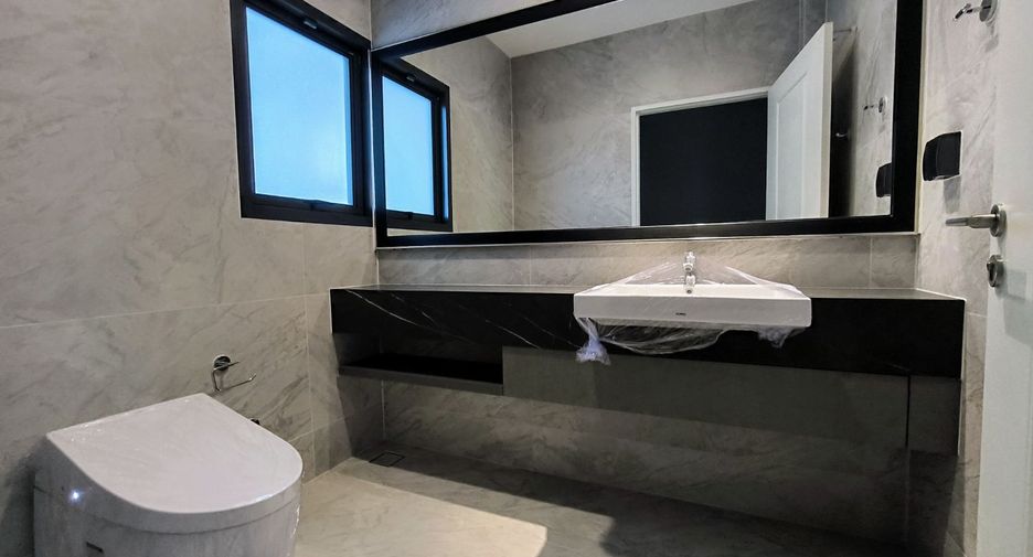 For sale 4 bedrooms house in Lat Krabang, Bangkok