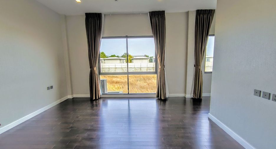 For sale 4 bedrooms house in Lat Krabang, Bangkok