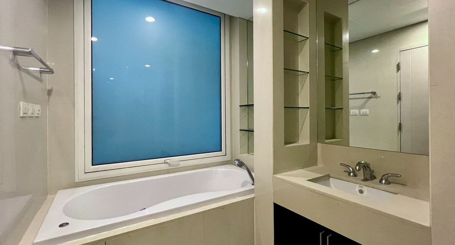 Wohnung zur Miete mit 2 Zimmer in Pathum Wan, Bangkok
