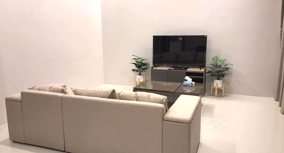 Casa en alquiler de 3 habitaciones en Bang Lamung, Chonburi