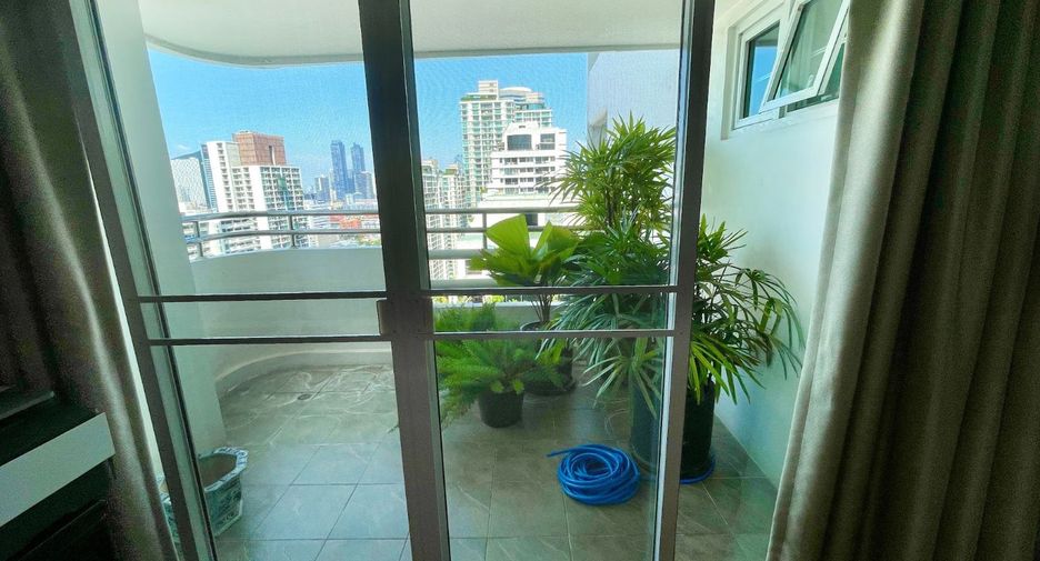 For sale 3 bedrooms condo in Watthana, Bangkok