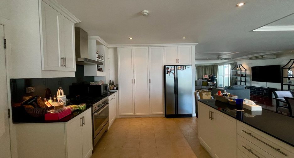 For sale 3 bedrooms condo in Watthana, Bangkok