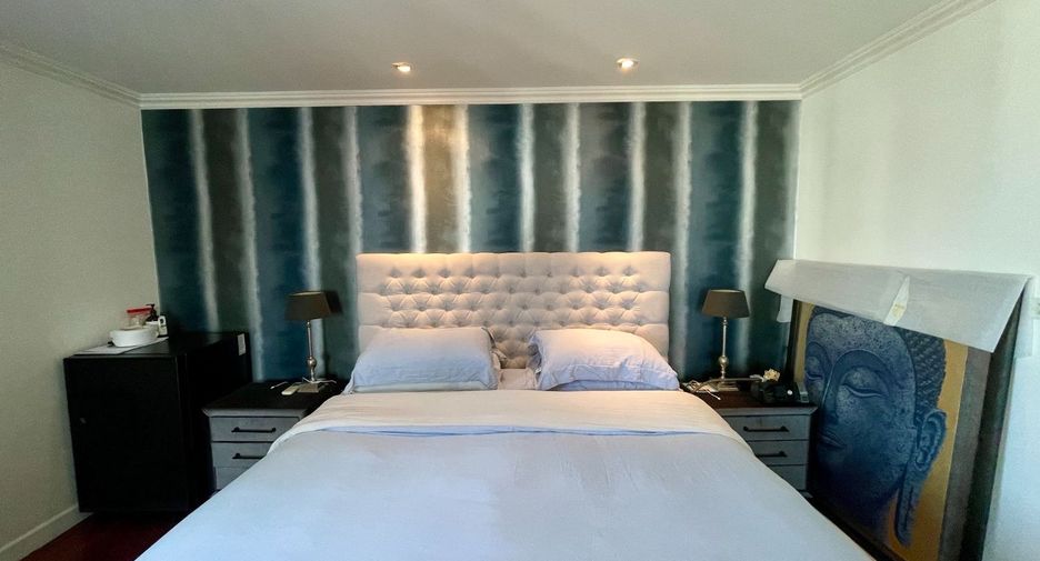 For sale 3 bedrooms condo in Watthana, Bangkok