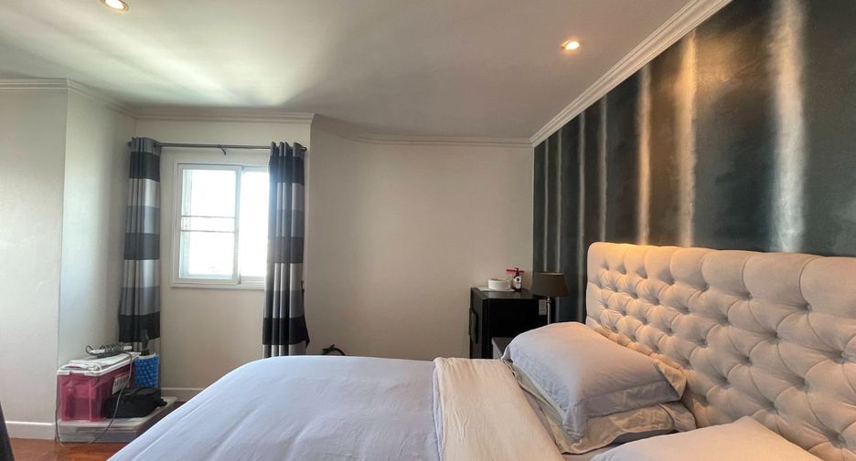 For sale 3 bedrooms condo in Watthana, Bangkok