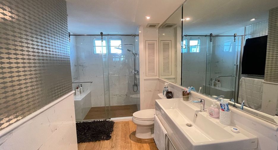 For sale 3 bedrooms condo in Watthana, Bangkok