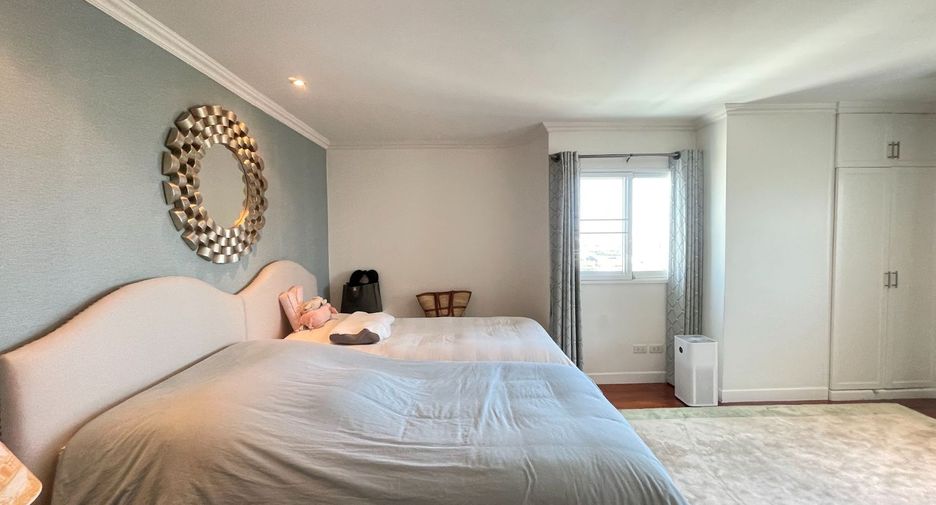 For sale 3 bedrooms condo in Watthana, Bangkok
