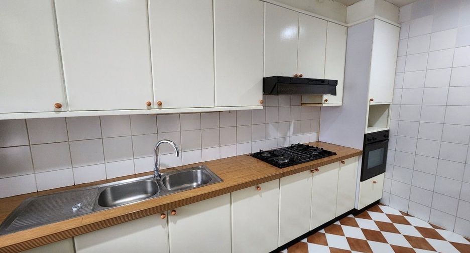 For rent 3 bedrooms apartment in Khlong Toei, Bangkok