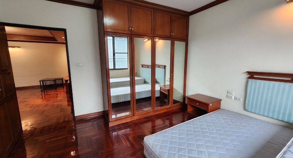 For rent 3 bedrooms apartment in Khlong Toei, Bangkok