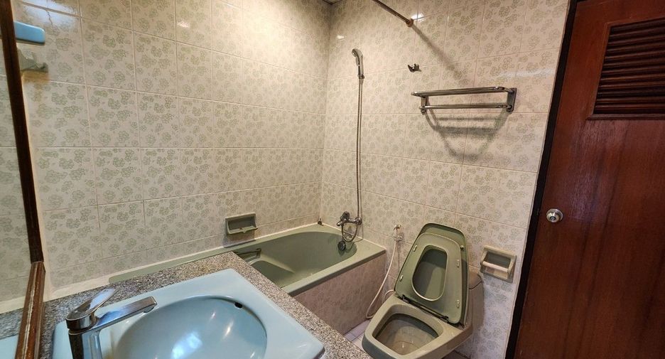 For rent 3 bedrooms apartment in Khlong Toei, Bangkok