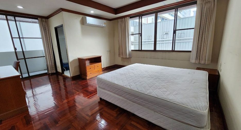 For rent 3 bedrooms apartment in Khlong Toei, Bangkok