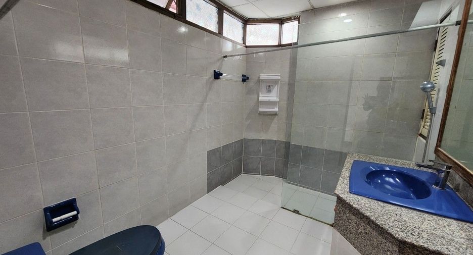 For rent 3 bedrooms apartment in Khlong Toei, Bangkok