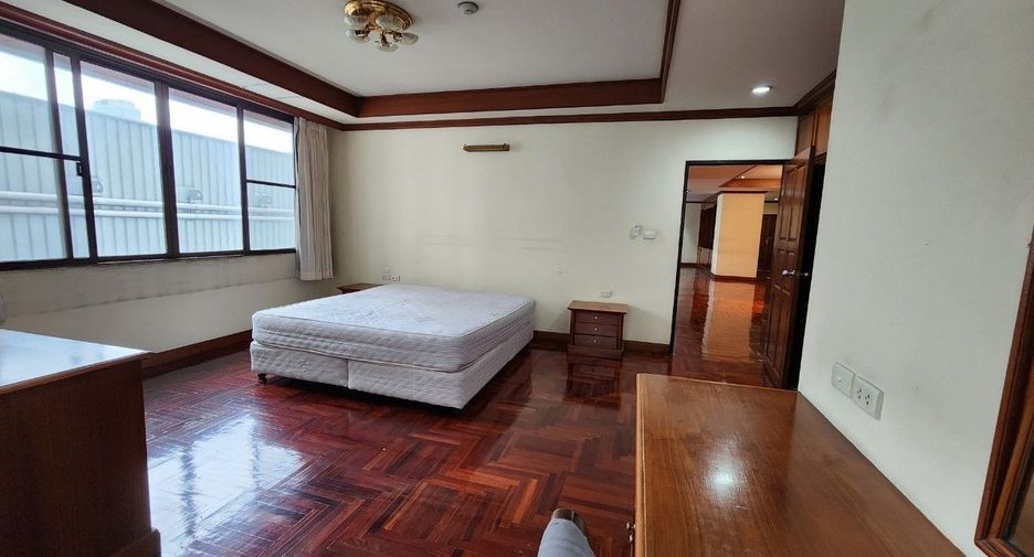 For rent 3 bedrooms apartment in Khlong Toei, Bangkok