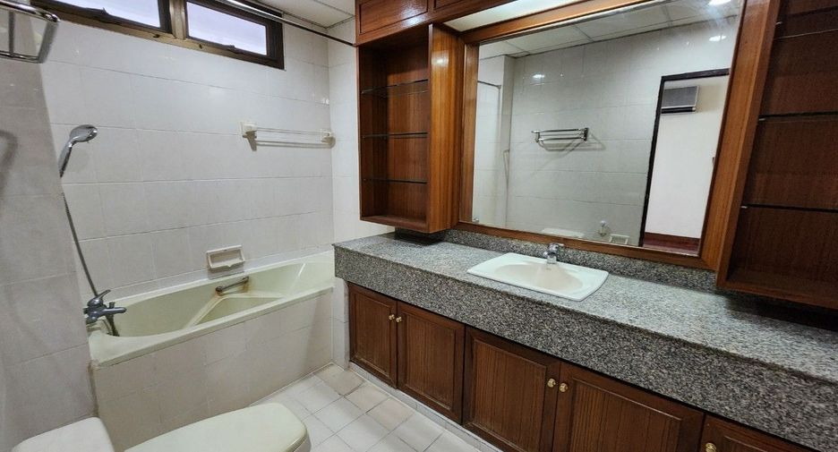 For rent 3 bedrooms apartment in Khlong Toei, Bangkok
